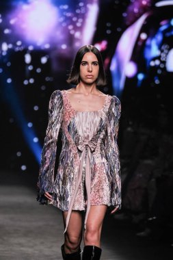 IFERMA 'da Mercedes-Benz Moda Haftası sırasında Custo Barcelona' nın tasarladığı bir tasarım giyen bir model podyumda yürüyor, 21 Şubat 2025 İspanya