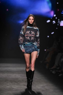 IFERMA 'da Mercedes-Benz Moda Haftası sırasında Custo Barcelona' nın tasarladığı bir tasarım giyen bir model podyumda yürüyor, 21 Şubat 2025 İspanya