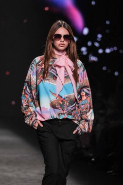 IFERMA 'da Mercedes-Benz Moda Haftası sırasında Custo Barcelona' nın tasarladığı bir tasarım giyen bir model podyumda yürüyor, 21 Şubat 2025 İspanya