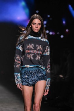 IFERMA 'da Mercedes-Benz Moda Haftası sırasında Custo Barcelona' nın tasarladığı bir tasarım giyen bir model podyumda yürüyor, 21 Şubat 2025 İspanya