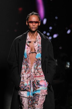 IFERMA 'da Mercedes-Benz Moda Haftası sırasında Custo Barcelona' nın tasarladığı bir tasarım giyen bir model podyumda yürüyor, 21 Şubat 2025 İspanya