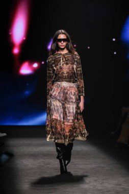 IFERMA 'da Mercedes-Benz Moda Haftası sırasında Custo Barcelona' nın tasarladığı bir tasarım giyen bir model podyumda yürüyor, 21 Şubat 2025 İspanya