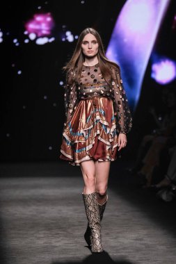 IFERMA 'da Mercedes-Benz Moda Haftası sırasında Custo Barcelona' nın tasarladığı bir tasarım giyen bir model podyumda yürüyor, 21 Şubat 2025 İspanya