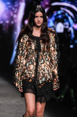 IFERMA 'da Mercedes-Benz Moda Haftası sırasında Custo Barcelona' nın tasarladığı bir tasarım giyen bir model podyumda yürüyor, 21 Şubat 2025 İspanya