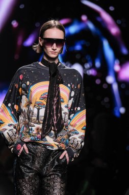 IFERMA 'da Mercedes-Benz Moda Haftası sırasında Custo Barcelona' nın tasarladığı bir tasarım giyen bir model podyumda yürüyor, 21 Şubat 2025 İspanya