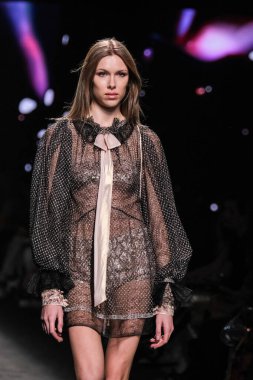 IFERMA 'da Mercedes-Benz Moda Haftası sırasında Custo Barcelona' nın tasarladığı bir tasarım giyen bir model podyumda yürüyor, 21 Şubat 2025 İspanya