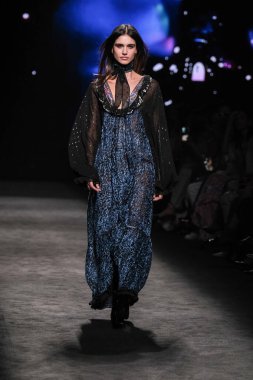 IFERMA 'da Mercedes-Benz Moda Haftası sırasında Custo Barcelona' nın tasarladığı bir tasarım giyen bir model podyumda yürüyor, 21 Şubat 2025 İspanya