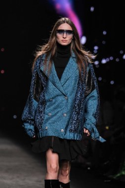 IFERMA 'da Mercedes-Benz Moda Haftası sırasında Custo Barcelona' nın tasarladığı bir tasarım giyen bir model podyumda yürüyor, 21 Şubat 2025 İspanya