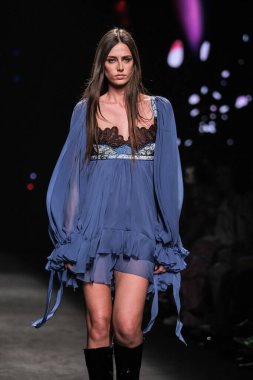 IFERMA 'da Mercedes-Benz Moda Haftası sırasında Custo Barcelona' nın tasarladığı bir tasarım giyen bir model podyumda yürüyor, 21 Şubat 2025 İspanya