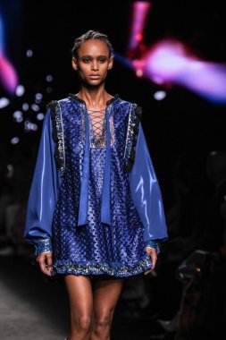 IFERMA 'da Mercedes-Benz Moda Haftası sırasında Custo Barcelona' nın tasarladığı bir tasarım giyen bir model podyumda yürüyor, 21 Şubat 2025 İspanya