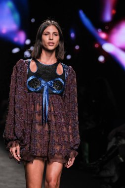 IFERMA 'da Mercedes-Benz Moda Haftası sırasında Custo Barcelona' nın tasarladığı bir tasarım giyen bir model podyumda yürüyor, 21 Şubat 2025 İspanya