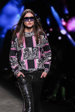 IFERMA 'da Mercedes-Benz Moda Haftası sırasında Custo Barcelona' nın tasarladığı bir tasarım giyen bir model podyumda yürüyor, 21 Şubat 2025 İspanya