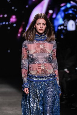 IFERMA 'da Mercedes-Benz Moda Haftası sırasında Custo Barcelona' nın tasarladığı bir tasarım giyen bir model podyumda yürüyor, 21 Şubat 2025 İspanya