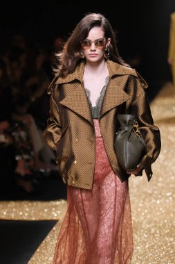 IFERMA 'da Mercedes-Benz Moda Haftası sırasında Isabel Sanchis' in tasarladığı bir tasarım giyen bir model podyumda yürüyor, 21 Şubat 2025 İspanya