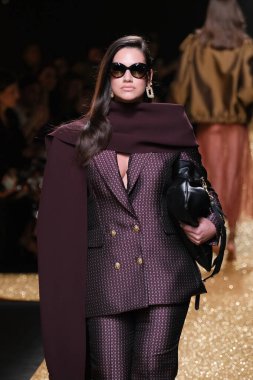 IFERMA 'da Mercedes-Benz Moda Haftası sırasında Isabel Sanchis' in tasarladığı bir tasarım giyen bir model podyumda yürüyor, 21 Şubat 2025 İspanya