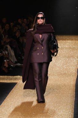 IFERMA 'da Mercedes-Benz Moda Haftası sırasında Isabel Sanchis' in tasarladığı bir tasarım giyen bir model podyumda yürüyor, 21 Şubat 2025 İspanya