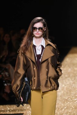 IFERMA 'da Mercedes-Benz Moda Haftası sırasında Isabel Sanchis' in tasarladığı bir tasarım giyen bir model podyumda yürüyor, 21 Şubat 2025 İspanya