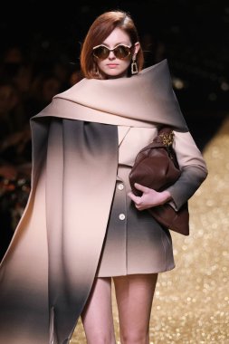 IFERMA 'da Mercedes-Benz Moda Haftası sırasında Isabel Sanchis' in tasarladığı bir tasarım giyen bir model podyumda yürüyor, 21 Şubat 2025 İspanya