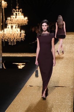 IFERMA 'da Mercedes-Benz Moda Haftası sırasında Isabel Sanchis' in tasarladığı bir tasarım giyen bir model podyumda yürüyor, 21 Şubat 2025 İspanya