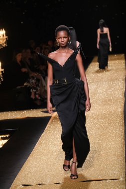 IFERMA 'da Mercedes-Benz Moda Haftası sırasında Isabel Sanchis' in tasarladığı bir tasarım giyen bir model podyumda yürüyor, 21 Şubat 2025 İspanya