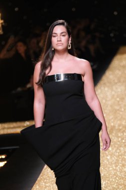 IFERMA 'da Mercedes-Benz Moda Haftası sırasında Isabel Sanchis' in tasarladığı bir tasarım giyen bir model podyumda yürüyor, 21 Şubat 2025 İspanya