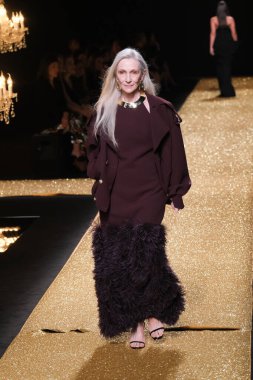 IFERMA 'da Mercedes-Benz Moda Haftası sırasında Isabel Sanchis' in tasarladığı bir tasarım giyen bir model podyumda yürüyor, 21 Şubat 2025 İspanya