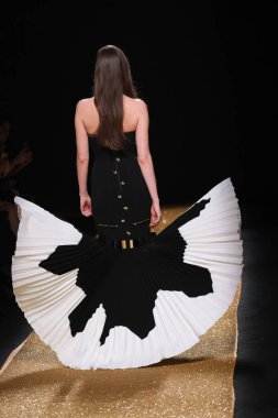 IFERMA 'da Mercedes-Benz Moda Haftası sırasında Isabel Sanchis' in tasarladığı bir tasarım giyen bir model podyumda yürüyor, 21 Şubat 2025 İspanya