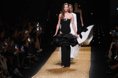 IFERMA 'da Mercedes-Benz Moda Haftası sırasında Isabel Sanchis' in tasarladığı bir tasarım giyen bir model podyumda yürüyor, 21 Şubat 2025 İspanya