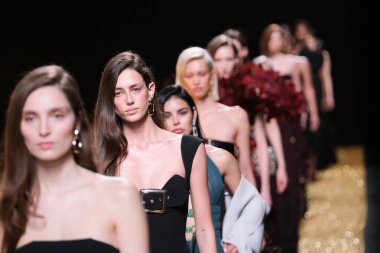 IFERMA 'da Mercedes-Benz Moda Haftası sırasında Isabel Sanchis' in tasarladığı bir tasarım giyen bir model podyumda yürüyor, 21 Şubat 2025 İspanya