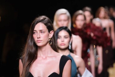 IFERMA 'da Mercedes-Benz Moda Haftası sırasında Isabel Sanchis' in tasarladığı bir tasarım giyen bir model podyumda yürüyor, 21 Şubat 2025 İspanya