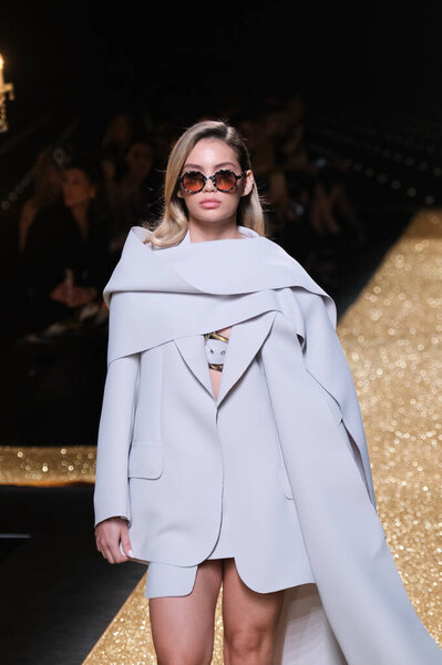 Модель ходит по взлетно-посадочной полосе в дизайне Изабель Санчис во время Недели Моды Мерседес-Бенц в Мадриде в IFERMA, 21 февраля 2025 года Испания