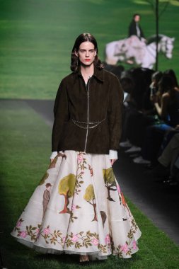 IFERMA 'da Mercedes-Benz Moda Haftası sırasında Ynesuelves' in tasarladığı tasarımı giyen bir model podyumda yürüyor, 21 Şubat 2025 İspanya