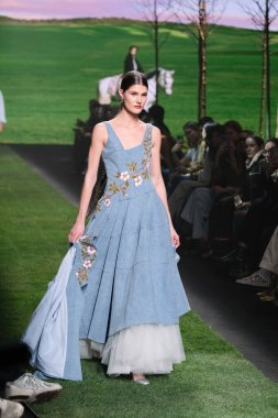 IFERMA 'da Mercedes-Benz Moda Haftası sırasında Ynesuelves' in tasarladığı tasarımı giyen bir model podyumda yürüyor, 21 Şubat 2025 İspanya