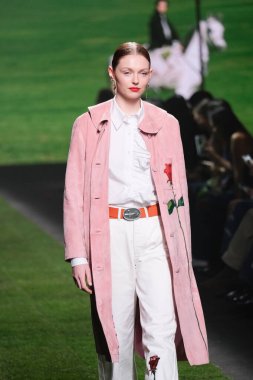 IFERMA 'da Mercedes-Benz Moda Haftası sırasında Ynesuelves' in tasarladığı tasarımı giyen bir model podyumda yürüyor, 21 Şubat 2025 İspanya