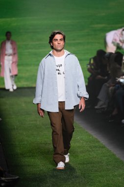 IFERMA 'da Mercedes-Benz Moda Haftası sırasında Ynesuelves' in tasarladığı tasarımı giyen bir model podyumda yürüyor, 21 Şubat 2025 İspanya