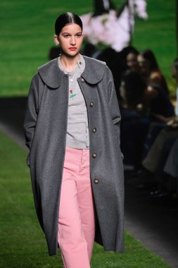 IFERMA 'da Mercedes-Benz Moda Haftası sırasında Ynesuelves' in tasarladığı tasarımı giyen bir model podyumda yürüyor, 21 Şubat 2025 İspanya