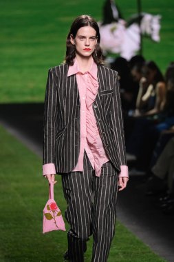 IFERMA 'da Mercedes-Benz Moda Haftası sırasında Ynesuelves' in tasarladığı tasarımı giyen bir model podyumda yürüyor, 21 Şubat 2025 İspanya