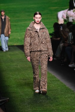 IFERMA 'da Mercedes-Benz Moda Haftası sırasında Ynesuelves' in tasarladığı tasarımı giyen bir model podyumda yürüyor, 21 Şubat 2025 İspanya