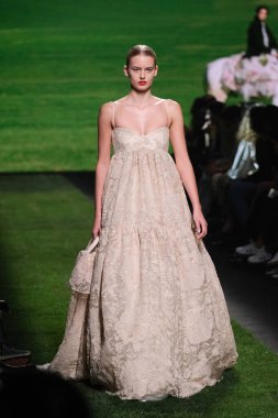 IFERMA 'da Mercedes-Benz Moda Haftası sırasında Ynesuelves' in tasarladığı tasarımı giyen bir model podyumda yürüyor, 21 Şubat 2025 İspanya