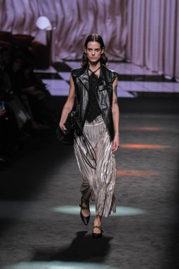 21 Şubat 2025 'te İspanya' nın IFERMA şehrinde Mercedes-Benz Moda Haftası sırasında Erroz 'un tasarladığı bir tasarım giyen bir model podyumda yürüyor.