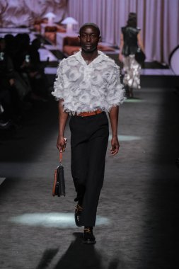 21 Şubat 2025 'te İspanya' nın IFERMA şehrinde Mercedes-Benz Moda Haftası sırasında Erroz 'un tasarladığı bir tasarım giyen bir model podyumda yürüyor.