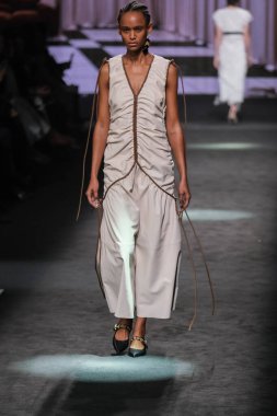 21 Şubat 2025 'te İspanya' nın IFERMA şehrinde Mercedes-Benz Moda Haftası sırasında Erroz 'un tasarladığı bir tasarım giyen bir model podyumda yürüyor.