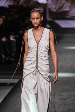 21 Şubat 2025 'te İspanya' nın IFERMA şehrinde Mercedes-Benz Moda Haftası sırasında Erroz 'un tasarladığı bir tasarım giyen bir model podyumda yürüyor.