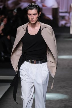 21 Şubat 2025 'te İspanya' nın IFERMA şehrinde Mercedes-Benz Moda Haftası sırasında Erroz 'un tasarladığı bir tasarım giyen bir model podyumda yürüyor.