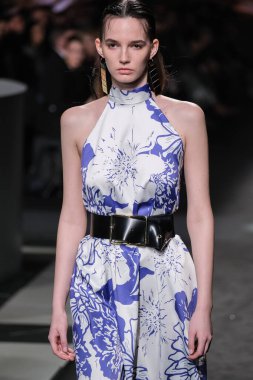 21 Şubat 2025 'te İspanya' nın IFERMA şehrinde Mercedes-Benz Moda Haftası sırasında Erroz 'un tasarladığı bir tasarım giyen bir model podyumda yürüyor.