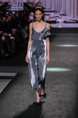 21 Şubat 2025 'te İspanya' nın IFERMA şehrinde Mercedes-Benz Moda Haftası sırasında Erroz 'un tasarladığı bir tasarım giyen bir model podyumda yürüyor.