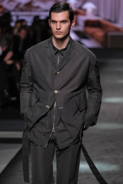 21 Şubat 2025 'te İspanya' nın IFERMA şehrinde Mercedes-Benz Moda Haftası sırasında Erroz 'un tasarladığı bir tasarım giyen bir model podyumda yürüyor.