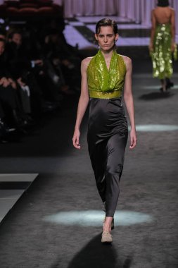 21 Şubat 2025 'te İspanya' nın IFERMA şehrinde Mercedes-Benz Moda Haftası sırasında Erroz 'un tasarladığı bir tasarım giyen bir model podyumda yürüyor.