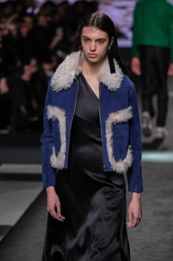 21 Şubat 2025 'te İspanya' nın IFERMA şehrinde Mercedes-Benz Moda Haftası sırasında Erroz 'un tasarladığı bir tasarım giyen bir model podyumda yürüyor.