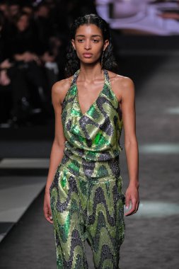 21 Şubat 2025 'te İspanya' nın IFERMA şehrinde Mercedes-Benz Moda Haftası sırasında Erroz 'un tasarladığı bir tasarım giyen bir model podyumda yürüyor.